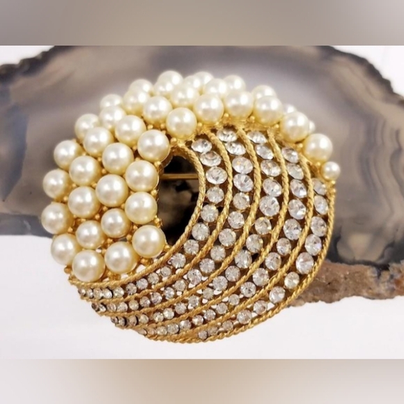 Trifari Crown Gold Tone Faux Pearls Rhinestones Vintage 1960's Brooch - Picture 6 of 16